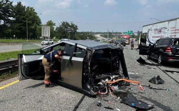Ngeri! Mobil Listrik Tesla Cybertruck Terbelah 2 akibat Kecelakaan Beruntun Ngeri! Mobil Listrik Tesla Cybertruck Terbelah 2 akibat Kecelakaan Beruntun