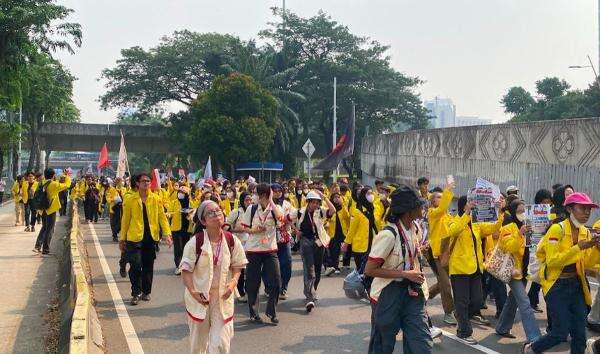 Sempat Tertahan di Semanggi, Massa Mahasiswa Longmarch Tembus Blokade Polisi ke HI Sempat Tertahan di Semanggi, Massa Mahasiswa Longmarch Tembus Blokade Polisi ke HI