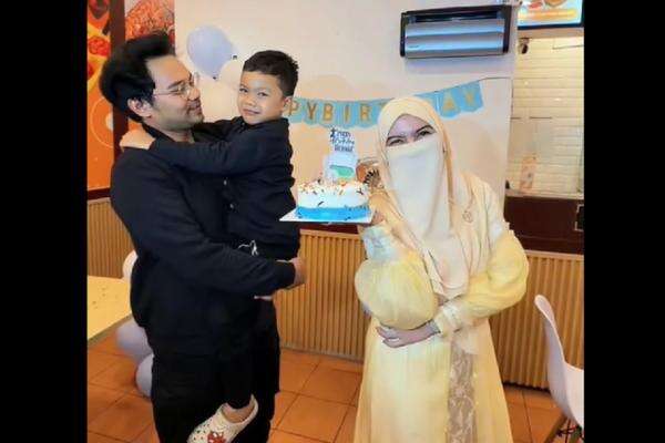 Wardatina Mawa dan Insanul Fahmi Kompak Rayakan Ultah Anak Wardatina Mawa dan Insanul Fahmi Kompak Rayakan Ultah Anak