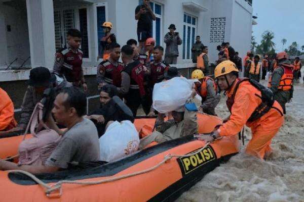 300 Personel Brimob Dikerahkan untuk Evakuasi Korban Banjir Padang 300 Personel Brimob Dikerahkan untuk Evakuasi Korban Banjir Padang