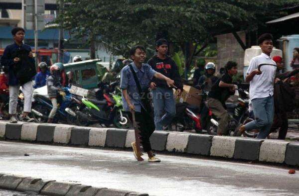 Brimob Tangkap 6 Pemuda Diduga Hendak Tawuran di Duren Sawit, 4 Sajam Disita Brimob Tangkap 6 Pemuda Diduga Hendak Tawuran di Duren Sawit, 4 Sajam Disita