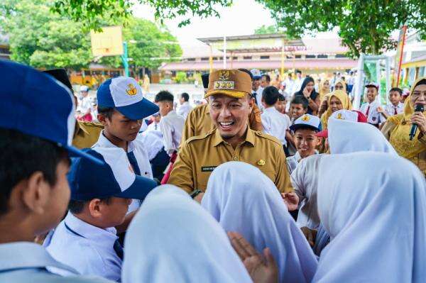 Hari Pertama Belajar Tatap Muka, Wako Agung Tinjau Sekolah dan Sapa Siswa Hari Pertama Belajar Tatap Muka, Wako Agung Tinjau Sekolah dan Sapa Siswa