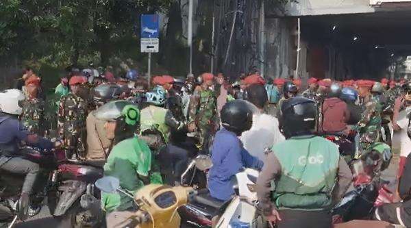 Bentrokan Massa dan Polisi Kembali Pecah di Pejompongan, TNI Turun Tangan Redam Situasi Bentrokan Massa dan Polisi Kembali Pecah di Pejompongan, TNI Turun Tangan Redam Situasi