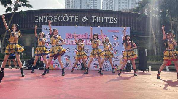 Girl Band Lemon Meriahkan Kreasi Anak untuk Negeri yang Digelar Okezone, Tampil Energik Hibur Anak-Anak dan Orangtua Girl Band Lemon Meriahkan Kreasi Anak untuk Negeri yang Digelar Okezone, Tampil Energik Hibur Anak-Anak dan Orangtua
