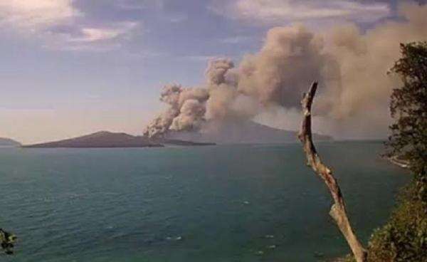 Erupsi Gunung Anak Krakatau, Polisi Perketat Patroli Larang Nelayan-Wisatawan Mendekat Erupsi Gunung Anak Krakatau, Polisi Perketat Patroli Larang Nelayan-Wisatawan Mendekat