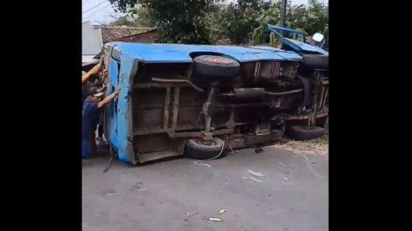 Elf Bawa 12 Pekerja Pabrik Tabrak Tiang dan Terguling di Bondowoso, 1 Orang Tewas Elf Bawa 12 Pekerja Pabrik Tabrak Tiang dan Terguling di Bondowoso, 1 Orang Tewas