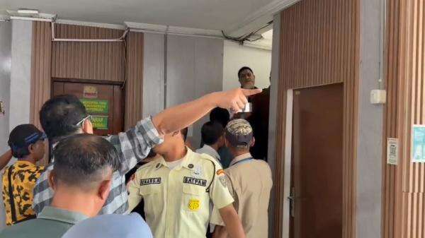 Jelang Sidang Kasus Dugaan Korupsi PT BDS Memanas hingga Nyaris Baku Hantam Jelang Sidang Kasus Dugaan Korupsi PT BDS Memanas hingga Nyaris Baku Hantam