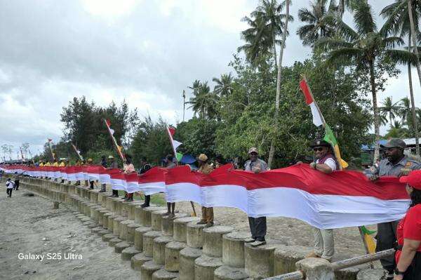 Keren! Warga Mimika Bentangkan Bendera Merah Putih 1 Km, Libatkan Anak hingga Lansia Keren! Warga Mimika Bentangkan Bendera Merah Putih 1 Km, Libatkan Anak hingga Lansia