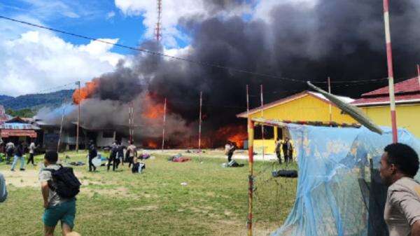 Asrama Polres Mamberamo Tengah Terbakar Hebat, Api dari Salah Satu Barak Personel Asrama Polres Mamberamo Tengah Terbakar Hebat, Api dari Salah Satu Barak Personel