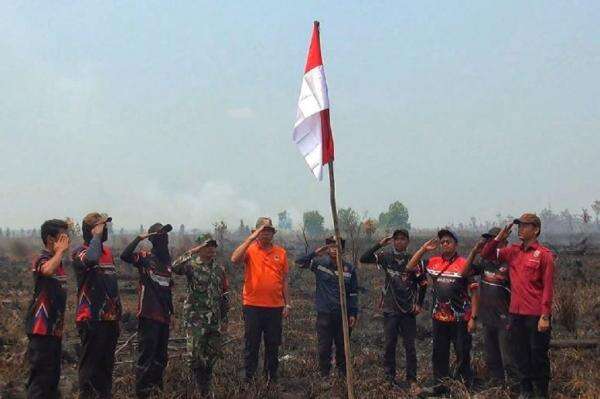 Jiwa Nasionalisme! Relawan Karhutla Upacara HUT ke-81 RI di Lokasi Kebakaran Jiwa Nasionalisme! Relawan Karhutla Upacara HUT ke-81 RI di Lokasi Kebakaran