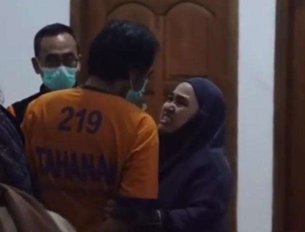 Usai Pra-Rekonstruksi Mutilasi Istri Siri-Anak di Madiun, Dwi Bagus Bersujud ke Istri Sah Usai Pra-Rekonstruksi Mutilasi Istri Siri-Anak di Madiun, Dwi Bagus Bersujud ke Istri Sah