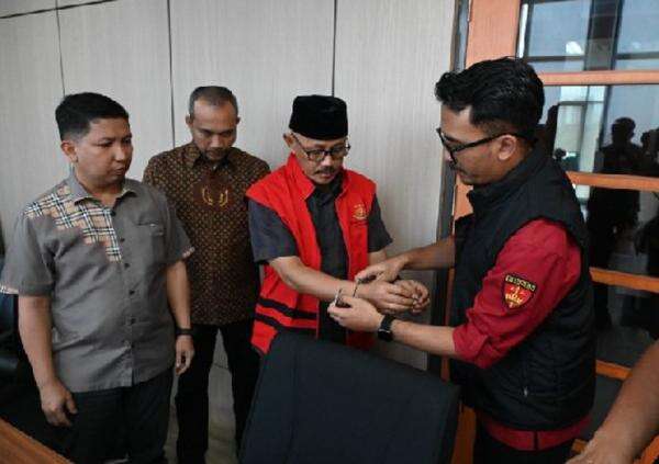 Kejati Jabar Tahan Wabup Indramayu Syaefudin terkait Kasus Korupsi Tunjangan DPRD Kejati Jabar Tahan Wabup Indramayu Syaefudin terkait Kasus Korupsi Tunjangan DPRD