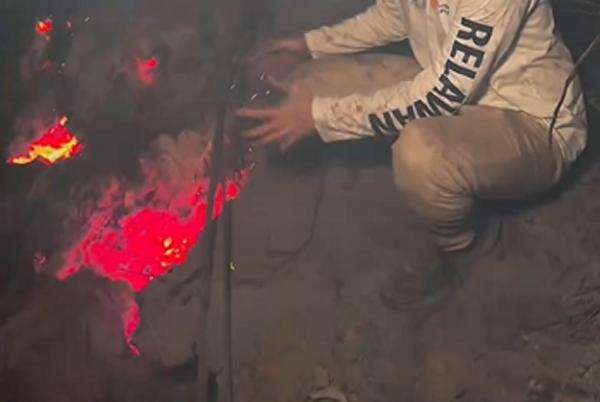 Viral Api Membara dari Bawah Tanah di Palangka Raya Kalteng, BNPB Buka Suara Viral Api Membara dari Bawah Tanah di Palangka Raya Kalteng, BNPB Buka Suara