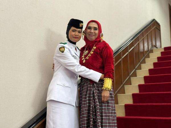 Haru Orang Tua Siswa Sekolah Rakyat yang Terpilih Paskibraka Nasional 2026 di Istana Merdeka Haru Orang Tua Siswa Sekolah Rakyat yang Terpilih Paskibraka Nasional 2026 di Istana Merdeka
