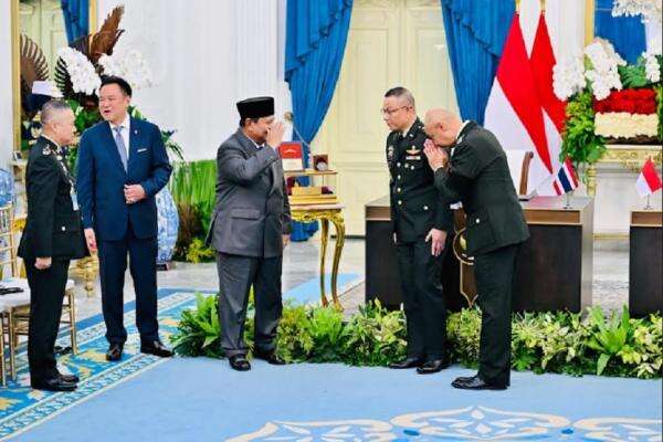 Prabowo Terima Baret Merah dari Pasukan Khusus Thailand Prabowo Terima Baret Merah dari Pasukan Khusus Thailand