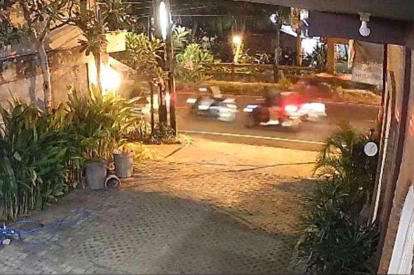 Mencekam! 2 Kelompok Pemuda Saling Serang di Tuban Terekam CCTV, Batu Beterbangan Mencekam! 2 Kelompok Pemuda Saling Serang di Tuban Terekam CCTV, Batu Beterbangan
