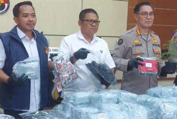 Ditresnarkoba Polda Jatim Sita 43 Kg Sabu dan Ribuan Vape Narkoba Etomidate Ditresnarkoba Polda Jatim Sita 43 Kg Sabu dan Ribuan Vape Narkoba Etomidate