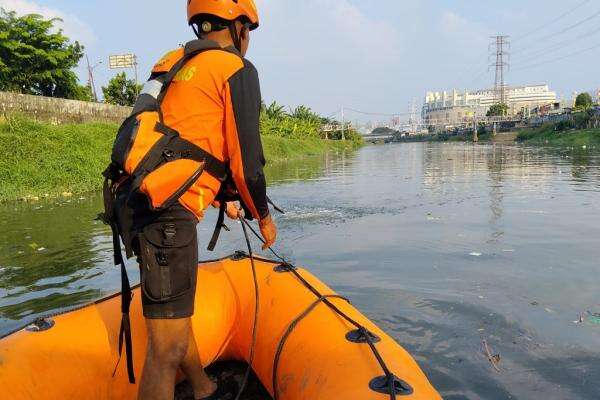 Pemuda Hanyut di Kali BKB Grogol saat Cari Kunci, Tim SAR Sisir Aliran Sungai 2 Km Pemuda Hanyut di Kali BKB Grogol saat Cari Kunci, Tim SAR Sisir Aliran Sungai 2 Km