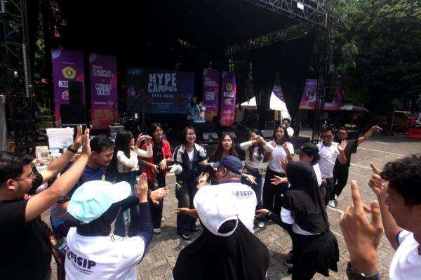 Panas Terik Tak Halangi Mahasiswa UPN Veteran Nikmati Kemeriahan iNews Campus Connect Panas Terik Tak Halangi Mahasiswa UPN Veteran Nikmati Kemeriahan iNews Campus Connect