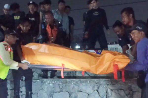Pria Tanpa Identitas Tewas Tersambar Kereta Api di Bekasi, Terpental 10 Meter Pria Tanpa Identitas Tewas Tersambar Kereta Api di Bekasi, Terpental 10 Meter
