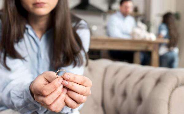 Psikolog: Bercerai Secara Hukum Belum Tentu Buat Seseorang Alami Emotional Divorce Psikolog: Bercerai Secara Hukum Belum Tentu Buat Seseorang Alami Emotional Divorce