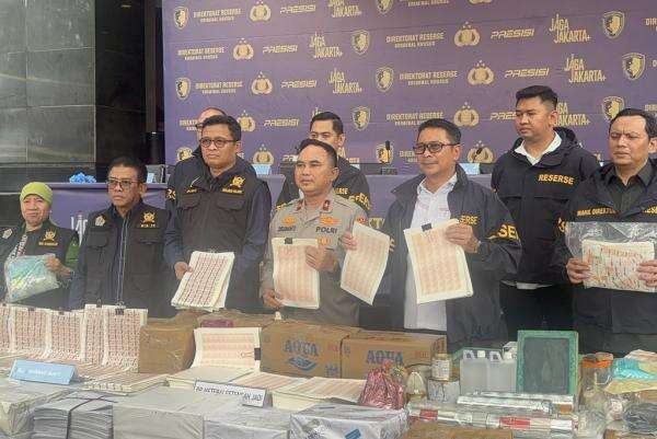 Polisi Sita 3,4 Juta Materai Palsu, Kerugian Negara Tembus Rp1 Triliun Polisi Sita 3,4 Juta Materai Palsu, Kerugian Negara Tembus Rp1 Triliun