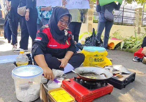 Protes Sistem PPDB, Emak-Emak Demo Sambil Masak di Depan DPRD Jabar Protes Sistem PPDB, Emak-Emak Demo Sambil Masak di Depan DPRD Jabar
