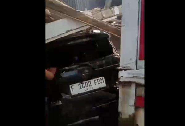 Kecelakaan di Jalur Puncak Bogor, Truk Boks Rem Blong Hantam Minibus dan Bengkel Kecelakaan di Jalur Puncak Bogor, Truk Boks Rem Blong Hantam Minibus dan Bengkel