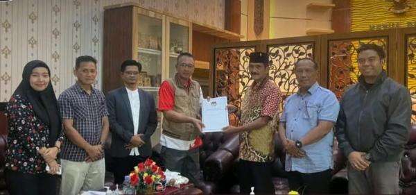 Ketua DPRD Kobar Terima SK Penetapan Pasangan Terpilih Pilkada 2024 Dari KPU Ketua DPRD Kobar Terima SK Penetapan Pasangan Terpilih Pilkada 2024 Dari KPU