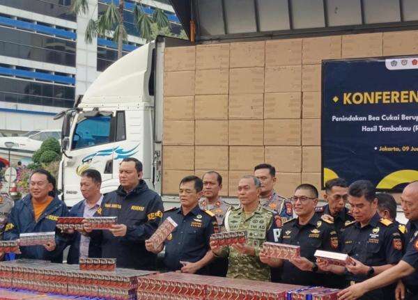 Bea Cukai Bongkar Peredaran 8,9 Juta Batang Rokok Ilegal, Cegah Kerugian Negara Rp8,6 Miliar Bea Cukai Bongkar Peredaran 8,9 Juta Batang Rokok Ilegal, Cegah Kerugian Negara Rp8,6 Miliar