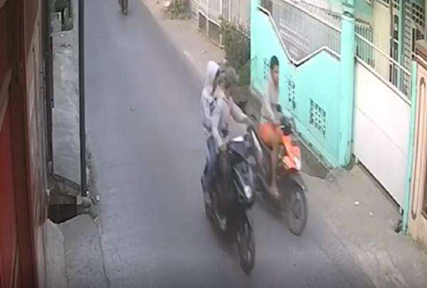 Modus Pura-Pura Bantu Motor Mogok, 4 Begal di Makassar Rampas HP Pemotor! Modus Pura-Pura Bantu Motor Mogok, 4 Begal di Makassar Rampas HP Pemotor!