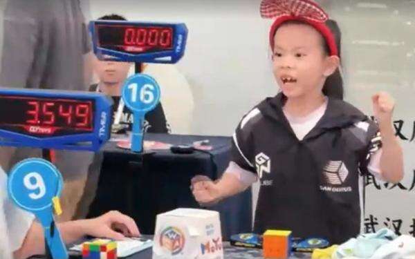 Cetak Rekor Dunia! Bocah 6 Tahun Ini Selesaikan Rubik Kubus 3x3 dalam 4 Detik Cetak Rekor Dunia! Bocah 6 Tahun Ini Selesaikan Rubik Kubus 3x3 dalam 4 Detik