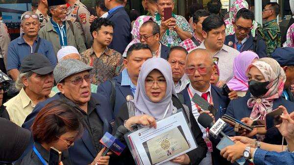 Dokter Tifa Akui Tak Pernah Lihat Ijazah Jokowi, yang Diteliti Dokumen Digital Dian Sandi Dokter Tifa Akui Tak Pernah Lihat Ijazah Jokowi, yang Diteliti Dokumen Digital Dian Sandi