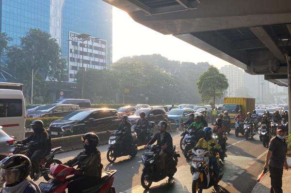 Hari Pertama Sekolah, Lalu Lintas Simpang Cawang hingga MT Haryono Macet Hari Pertama Sekolah, Lalu Lintas Simpang Cawang hingga MT Haryono Macet