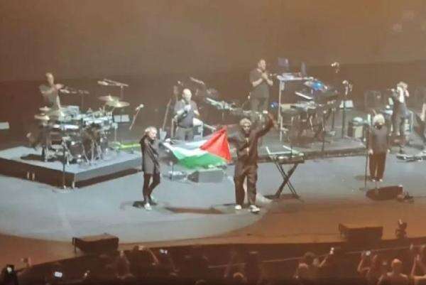 Band Massive Attack Dilarang Tampil Lagi di Singapura usai Kibarkan Bendera Palestina saat Konser Band Massive Attack Dilarang Tampil Lagi di Singapura usai Kibarkan Bendera Palestina saat Konser