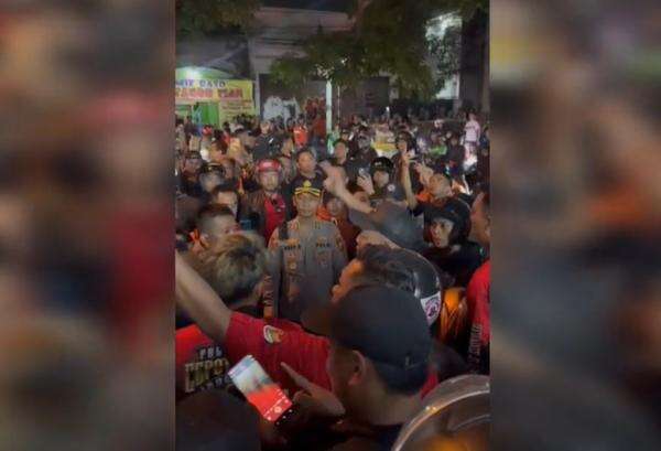 Bandung Mencekam! Debt Collector Bentrok dengan Ormas, Polisi Amankan Provokator Bandung Mencekam! Debt Collector Bentrok dengan Ormas, Polisi Amankan Provokator