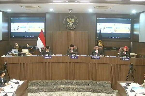 DKPP Periksa Komisioner KPU terkait Laporan Bonatua soal Dokumen Ijazah Jokowi DKPP Periksa Komisioner KPU terkait Laporan Bonatua soal Dokumen Ijazah Jokowi