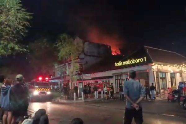 Kebakaran Landa Pusat Oleh-oleh di Malioboro, 12 Damkar Dikerahkan Kebakaran Landa Pusat Oleh-oleh di Malioboro, 12 Damkar Dikerahkan