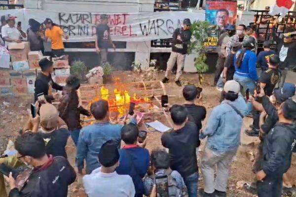 Demo di Kejari Pati Hari Ketiga Memanas, Massa Bakar Keranda Mayat dan Lempar Bangkai Ayam Demo di Kejari Pati Hari Ketiga Memanas, Massa Bakar Keranda Mayat dan Lempar Bangkai Ayam
