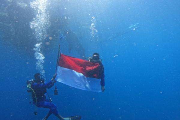 Peringati HUT ke-81 RI, Bendera Merah Putih Berkibar di Bawah Laut Teluk Cendrawasih Peringati HUT ke-81 RI, Bendera Merah Putih Berkibar di Bawah Laut Teluk Cendrawasih