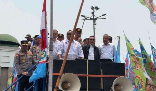 Kapolri Sapa Massa Buruh di Depan DPR, Sebut Pengesahan UU Ketenagakerjaan Kado Terindah Kapolri Sapa Massa Buruh di Depan DPR, Sebut Pengesahan UU Ketenagakerjaan Kado Terindah