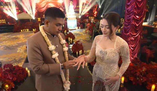 Maskawin Pernikahan Nathalie Holscher dan Aripat, Uang Tunai Rp2.272.026 Maskawin Pernikahan Nathalie Holscher dan Aripat, Uang Tunai Rp2.272.026