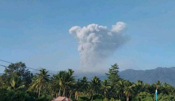 Gunung Dukono Kembali Erupsi Pagi ini, Tinggi Kolom Abu Tak Teramati Gunung Dukono Kembali Erupsi Pagi ini, Tinggi Kolom Abu Tak Teramati