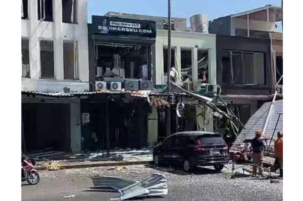 Ledakan Terjadi di Kawasan San Antonio Surabaya, Puluhan Ruko Rusak Ledakan Terjadi di Kawasan San Antonio Surabaya, Puluhan Ruko Rusak
