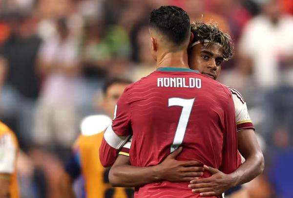 Gagal Cium Trofi Piala Dunia, Cristiano Ronaldo Menangis di Pelukan Lamine Yamal Gagal Cium Trofi Piala Dunia, Cristiano Ronaldo Menangis di Pelukan Lamine Yamal