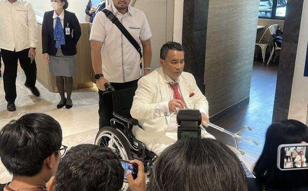 Hotman Paris Pakai Kursi Roda usai Mundur dari Pengacara Eks Jampidsus Febrie Hotman Paris Pakai Kursi Roda usai Mundur dari Pengacara Eks Jampidsus Febrie