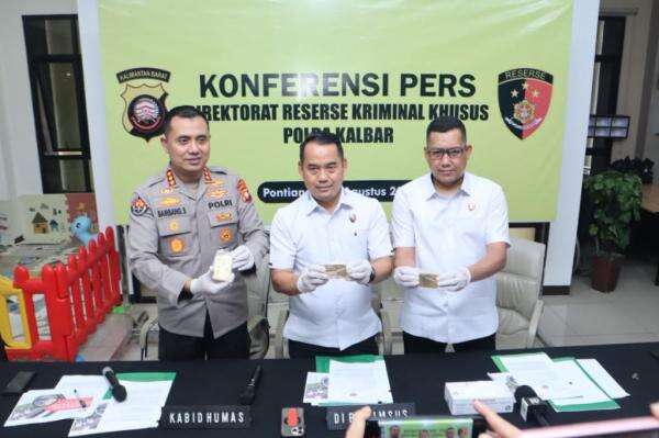 Polda Kalbar Bongkar 10 Tambang Emas Ilegal, 13 Tersangka Ditangkap Salah Satu Oknum Dewan Polda Kalbar Bongkar 10 Tambang Emas Ilegal, 13 Tersangka Ditangkap Salah Satu Oknum Dewan