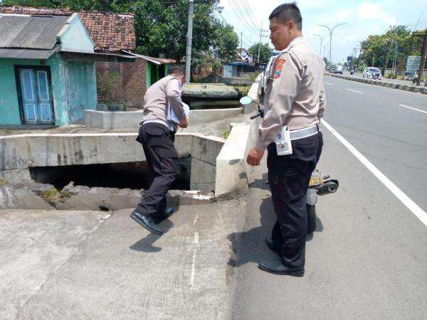 Pemudik Tabrak Beton Jembatan Depan Pos Timbangan Jombang, Kakak Adik Selamat Ibu Tewas Pemudik Tabrak Beton Jembatan Depan Pos Timbangan Jombang, Kakak Adik Selamat Ibu Tewas