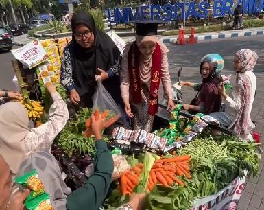 Viral! 2 Mahasiswi Rayakan Kelulusan dengan Bagi-Bagi Sayuran Gratis ke Warga Viral! 2 Mahasiswi Rayakan Kelulusan dengan Bagi-Bagi Sayuran Gratis ke Warga