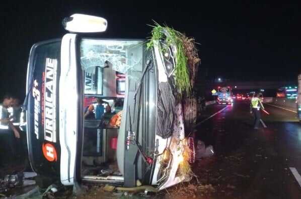 Bus PO Haryanto Terguling di Tol Batang Tewaskan 3 Orang, Ini Dugaan Penyebabnya Bus PO Haryanto Terguling di Tol Batang Tewaskan 3 Orang, Ini Dugaan Penyebabnya